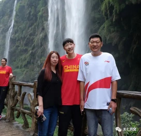 投资萧家？谁这么不长眼？且不说自己与萧家的矛盾，宋婉婷、王正刚以及秦刚他们都知道，就算不知道的，也应该听说萧氏集团已经被帝豪集团封杀，这种时候还投资萧家，这不是脑子有病吗？这时，旁边有两人在交头接耳，其中一人说：诶，那个就是谦诚集团的董事长萧益谦。